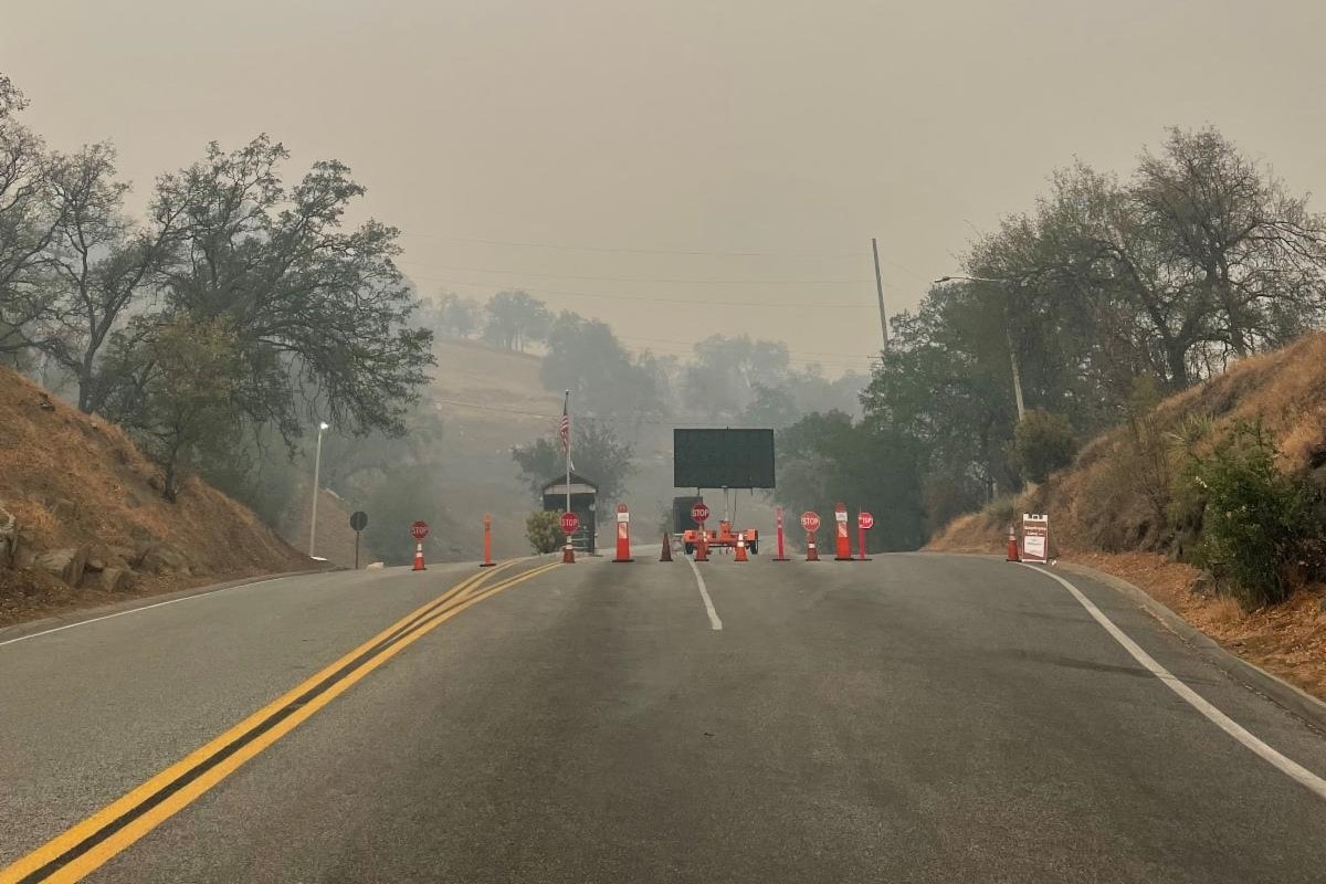 Smoke from KNP Complex Fire at Sequoia National Park entrance station - Image credit NPS